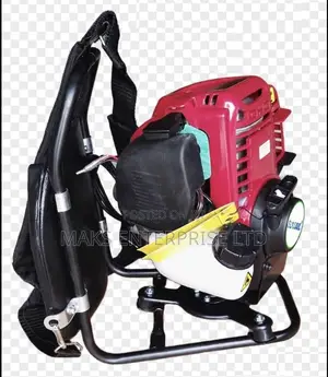 Grass Trimmer With a 4 Stroke Gasoline Engine