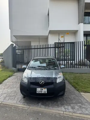 Toyota Vitz 1.3 FWD 5dr 2010 Gray