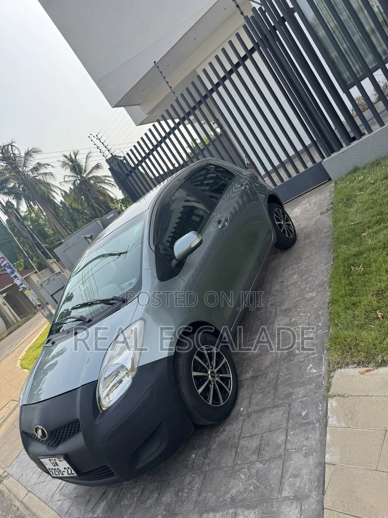 Toyota Vitz 1.3 FWD 5dr 2010 Gray