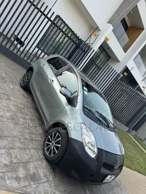 Toyota Vitz 1.3 FWD 5dr 2010 Gray