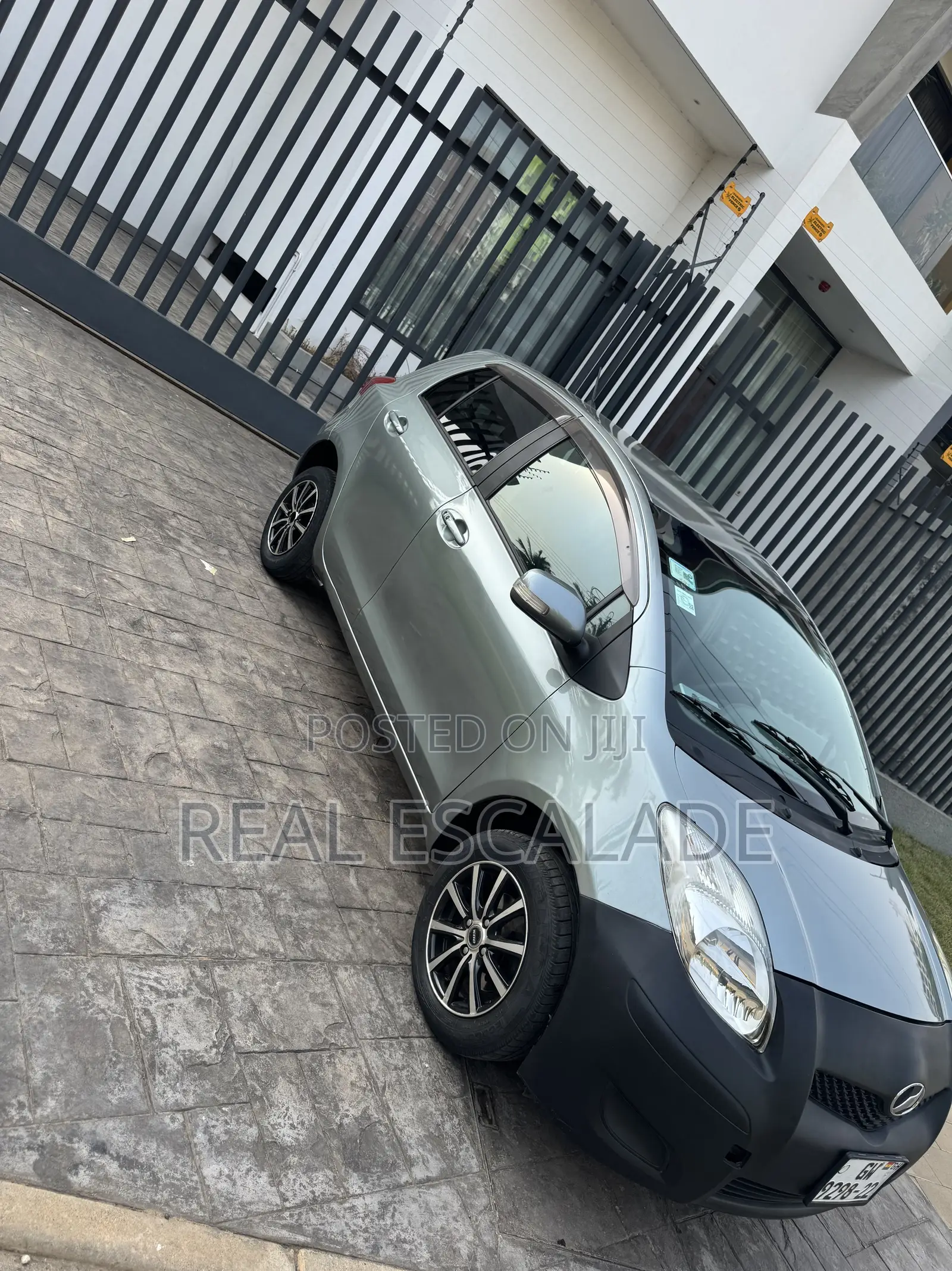 Toyota Vitz 1.3 FWD 5dr 2010 Gray