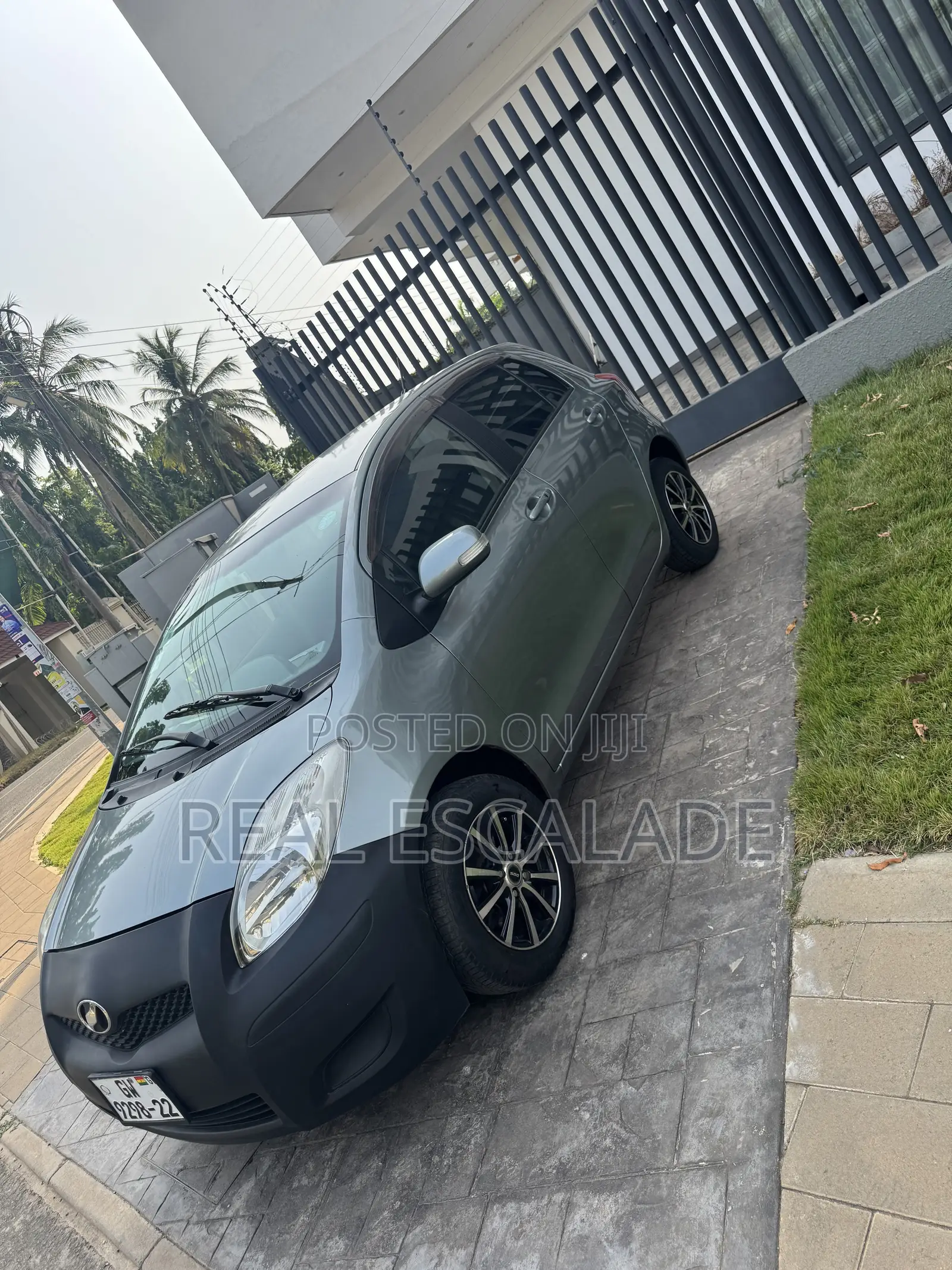 Toyota Vitz 1.3 FWD 5dr 2010 Gray