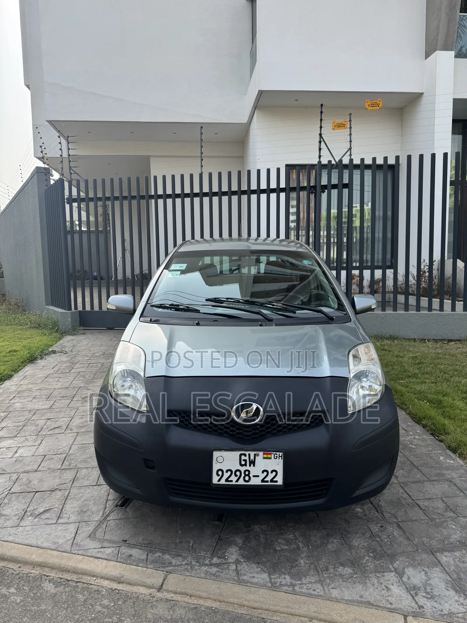 Toyota Vitz 1.3 FWD 5dr 2010 Gray