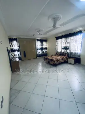 7bdrm Duplex in The Mall for rent