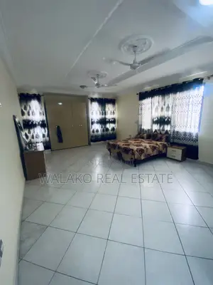 7bdrm Duplex in The Mall for rent