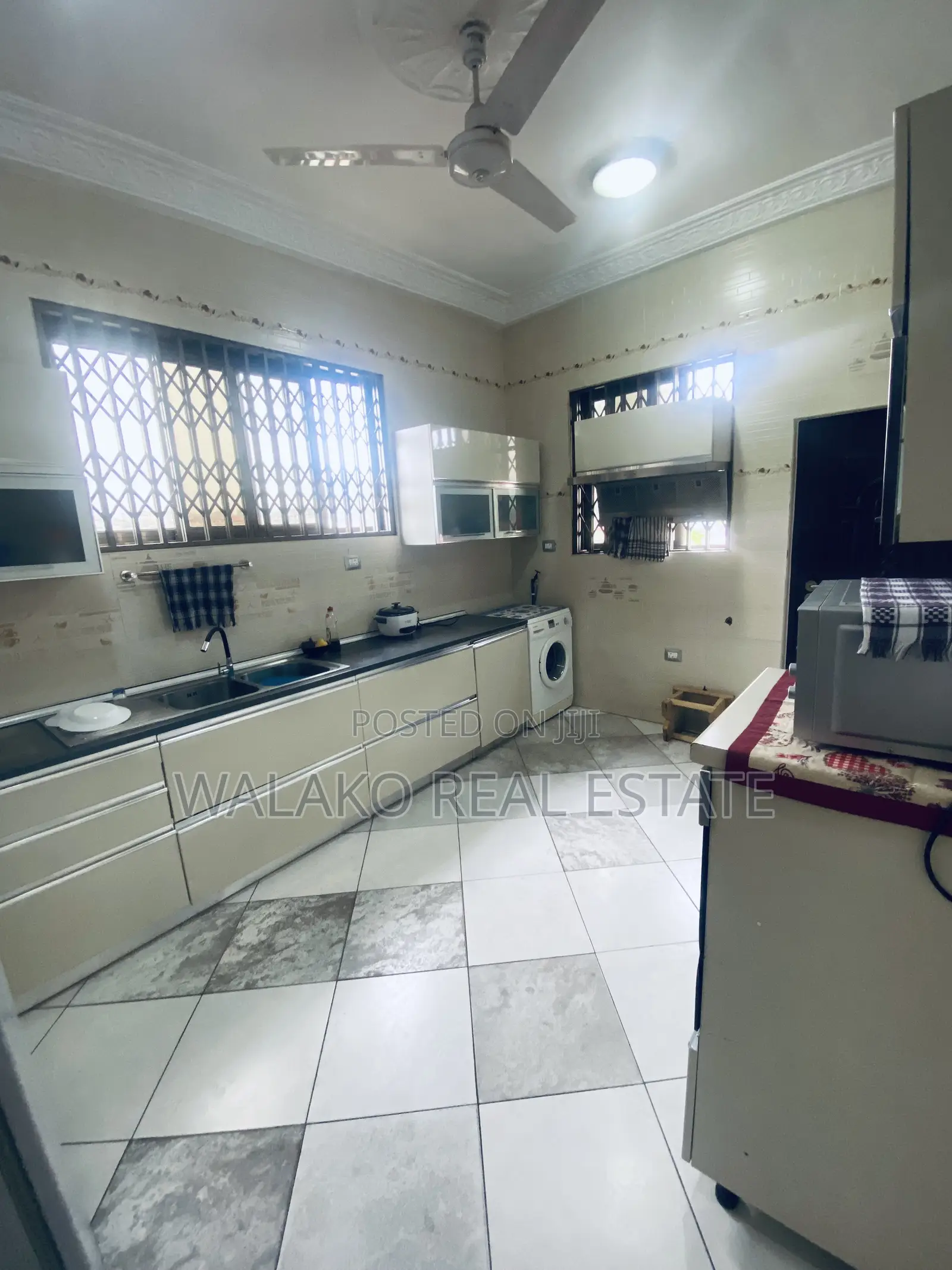 7bdrm Duplex in The Mall for rent