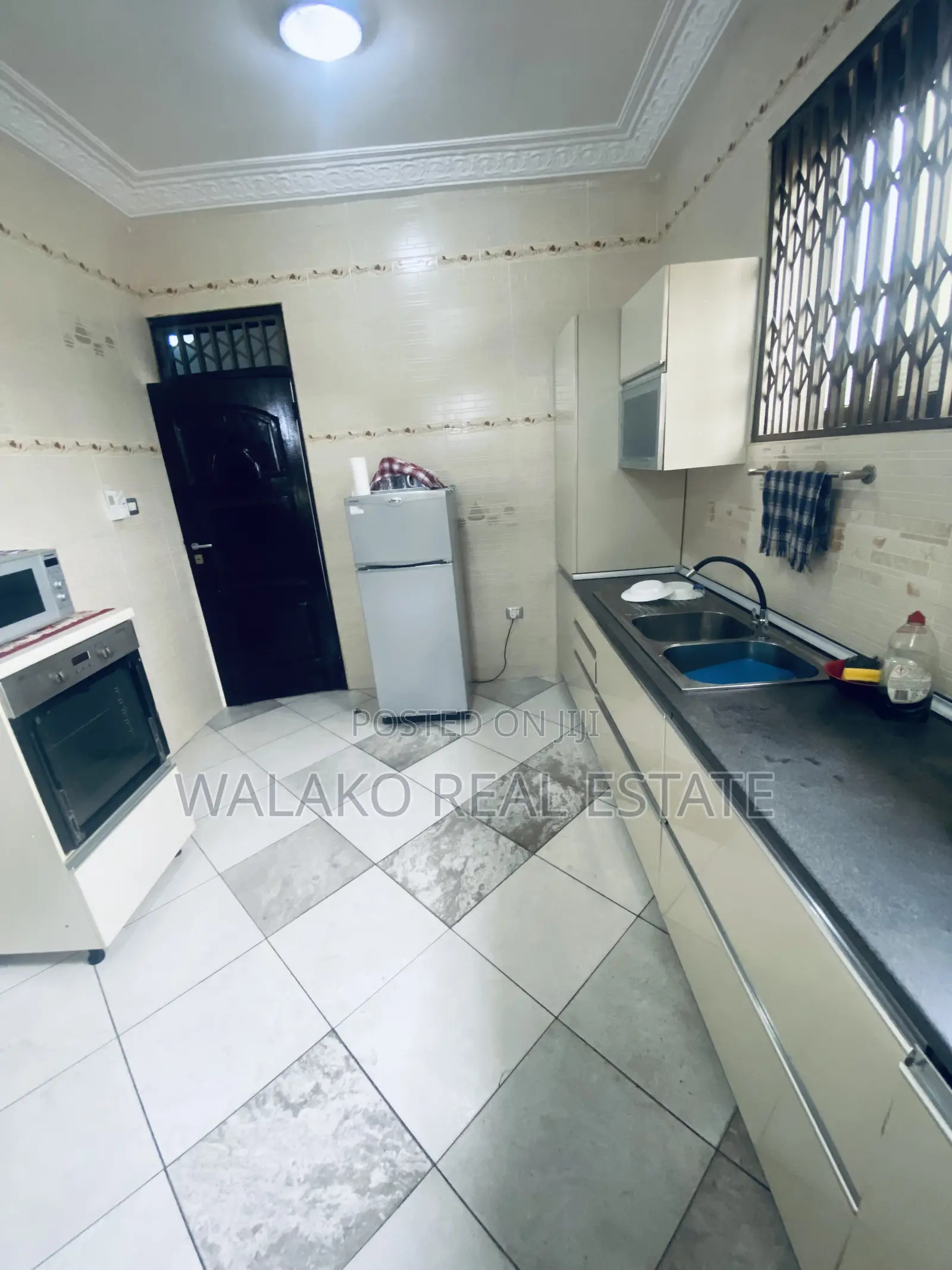 7bdrm Duplex in The Mall for rent