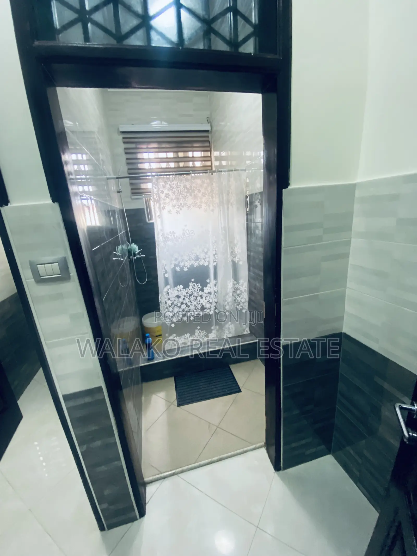 7bdrm Duplex in The Mall for rent