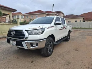 New Toyota Hilux SR (Diesel) 2026 White