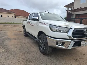 New Toyota Hilux SR (Diesel) 2026 White
