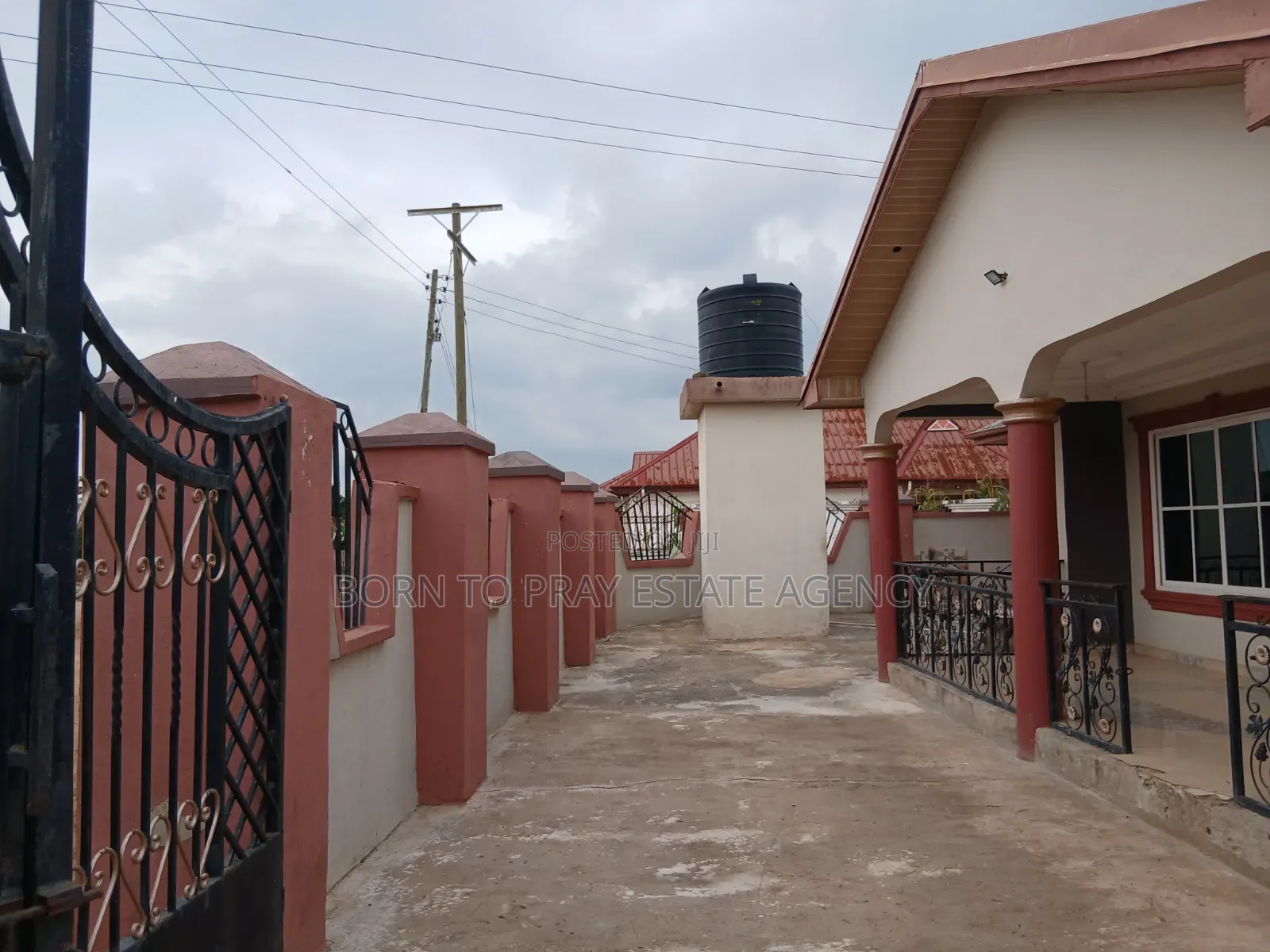 4bdrm House in Born To Pray Estate, Ejisu-Juaben Municipal for rent