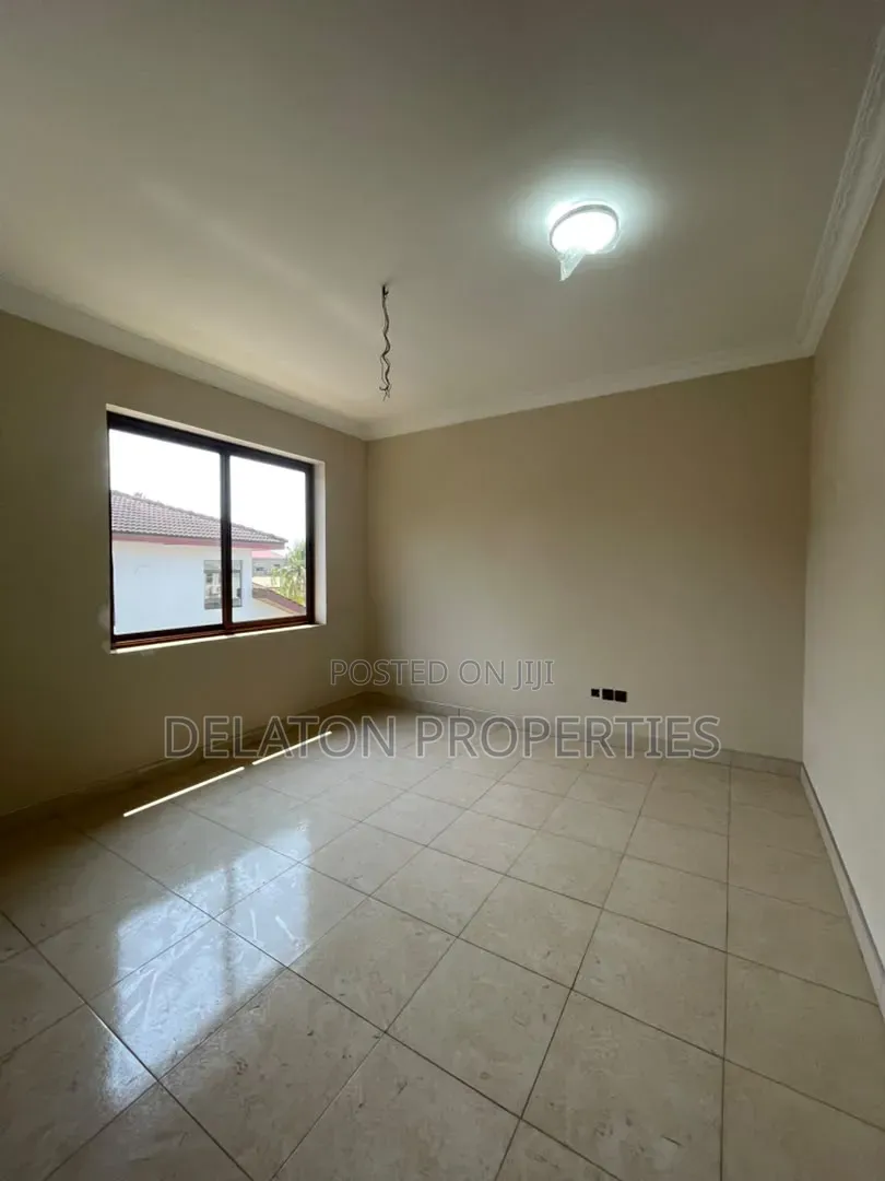 8bdrm House in Baatsona Total for rent
