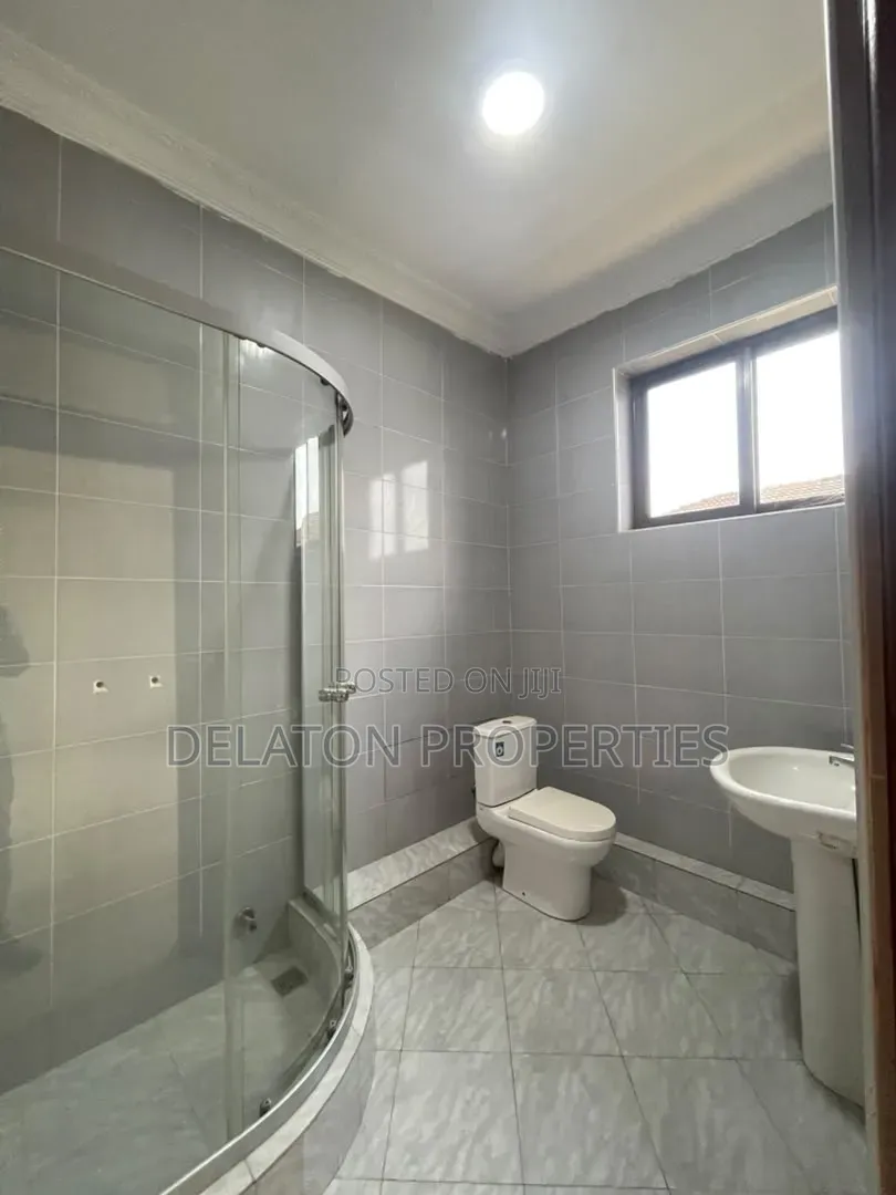 8bdrm House in Baatsona Total for rent