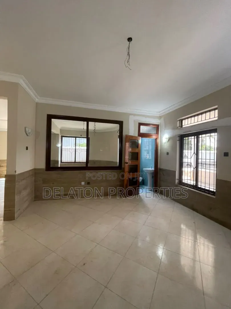 8bdrm House in Baatsona Total for rent
