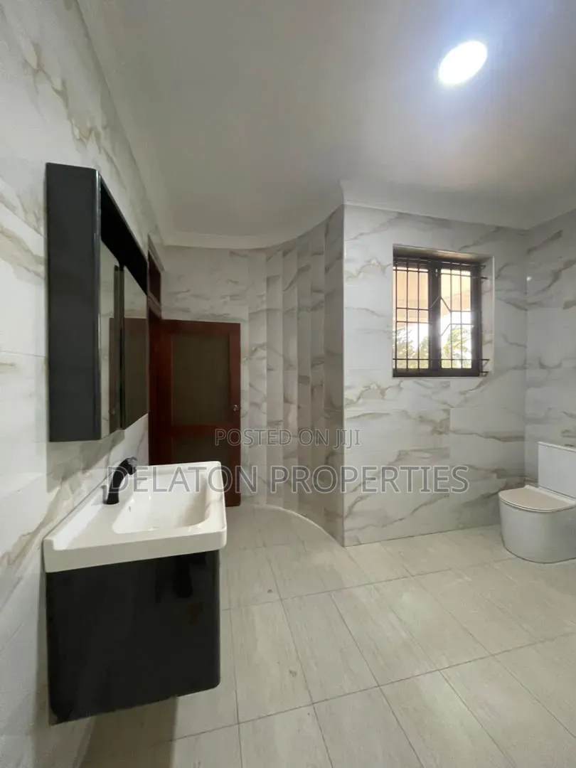 8bdrm House in Baatsona Total for rent