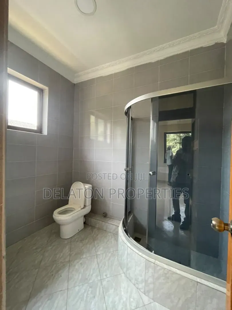 8bdrm House in Baatsona Total for rent