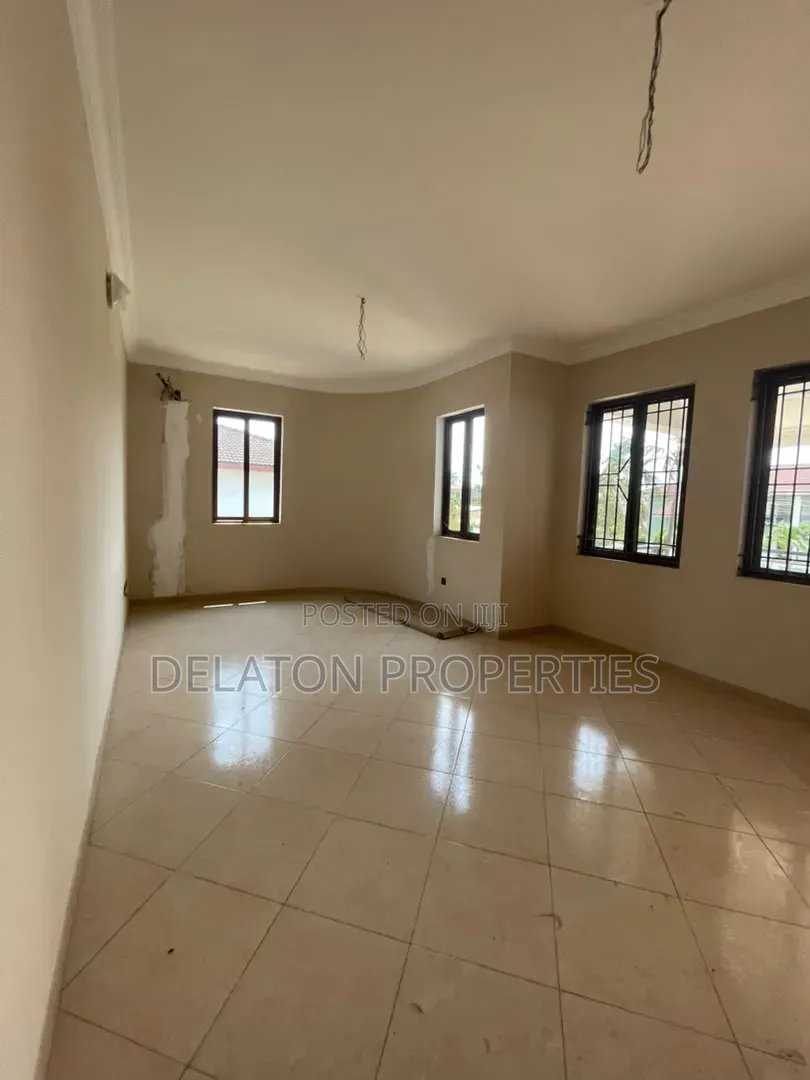 8bdrm House in Baatsona Total for rent