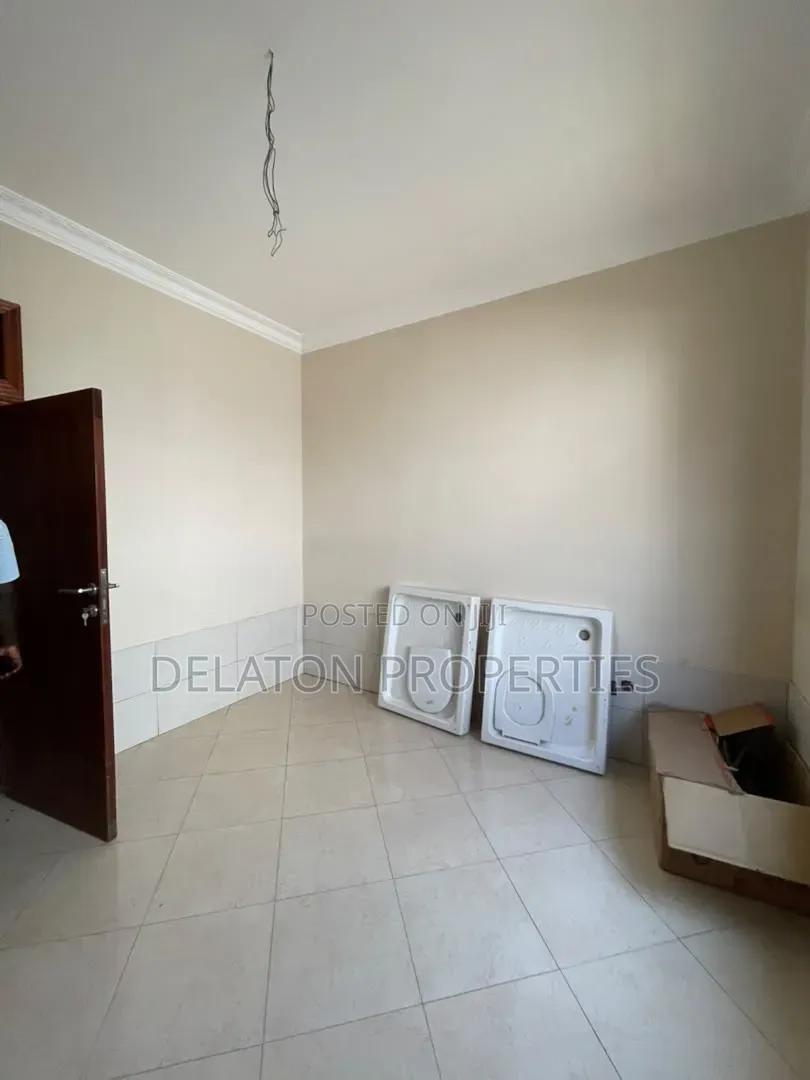8bdrm House in Baatsona Total for rent