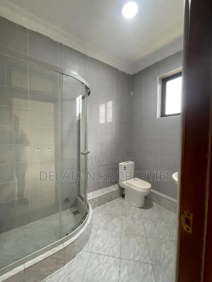 8bdrm House in Baatsona Total for rent