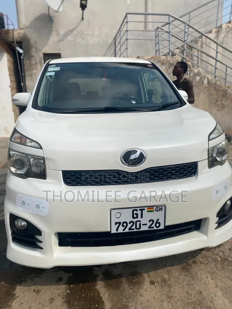 Toyota Voxy 2010 White