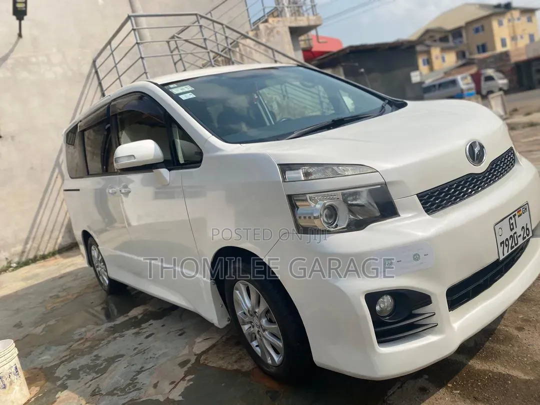 Toyota Voxy 2010 White