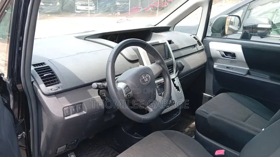 Toyota Voxy 2010 White