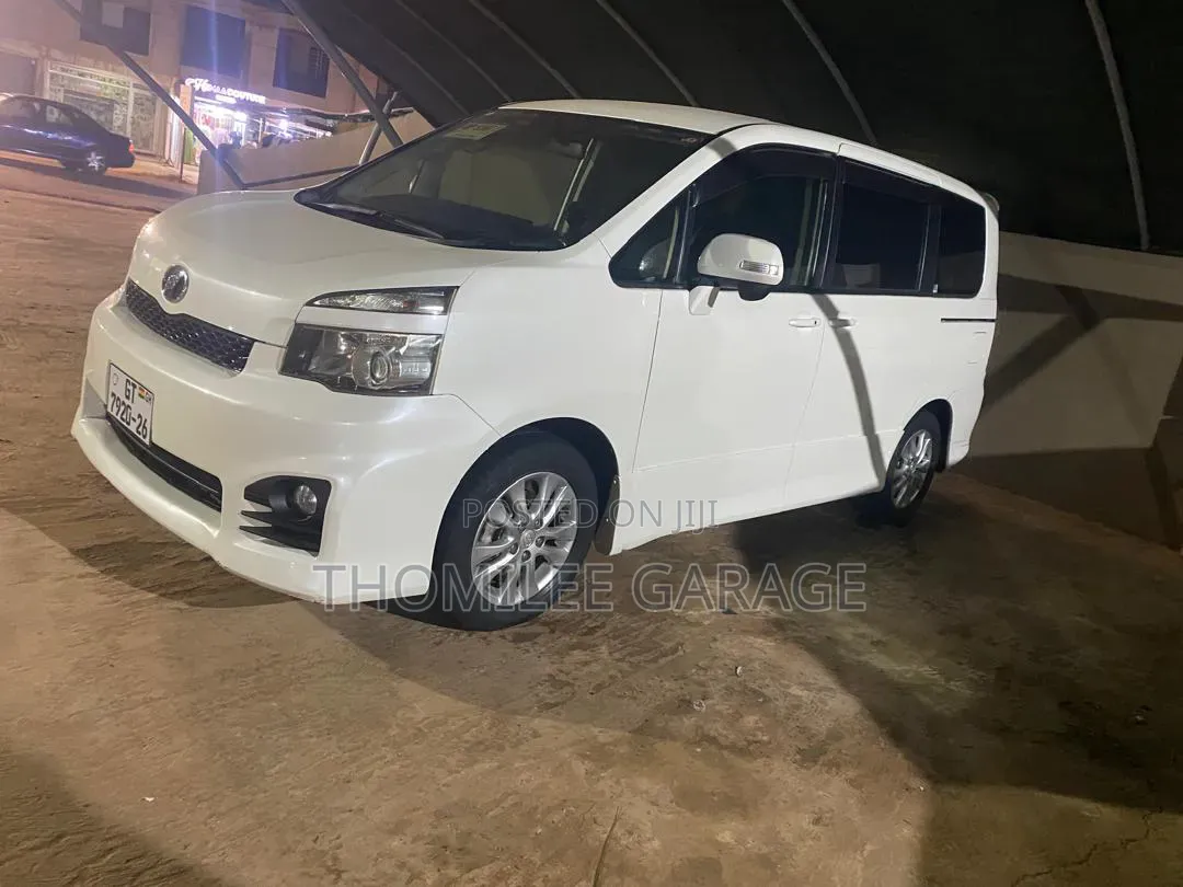Toyota Voxy 2010 White