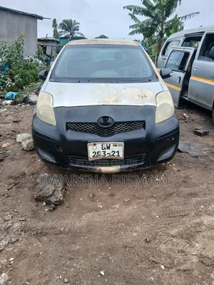 Toyota Vitz 2010 Silver