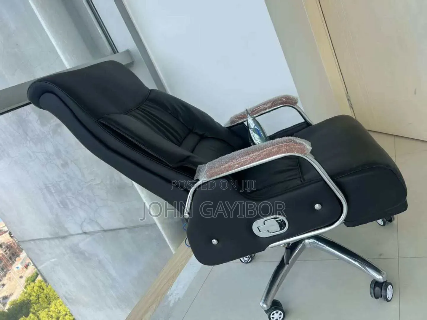 Ergonomic Swivel Chair With 7-Point Massage Function and Lumbar Pillow