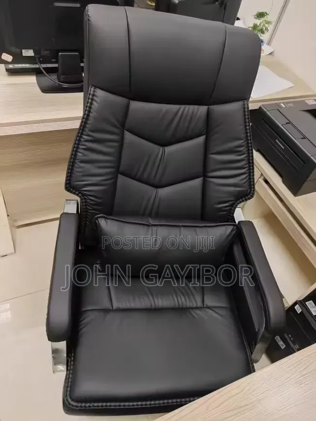 Ergonomic Swivel Chair With 7-Point Massage Function and Lumbar Pillow
