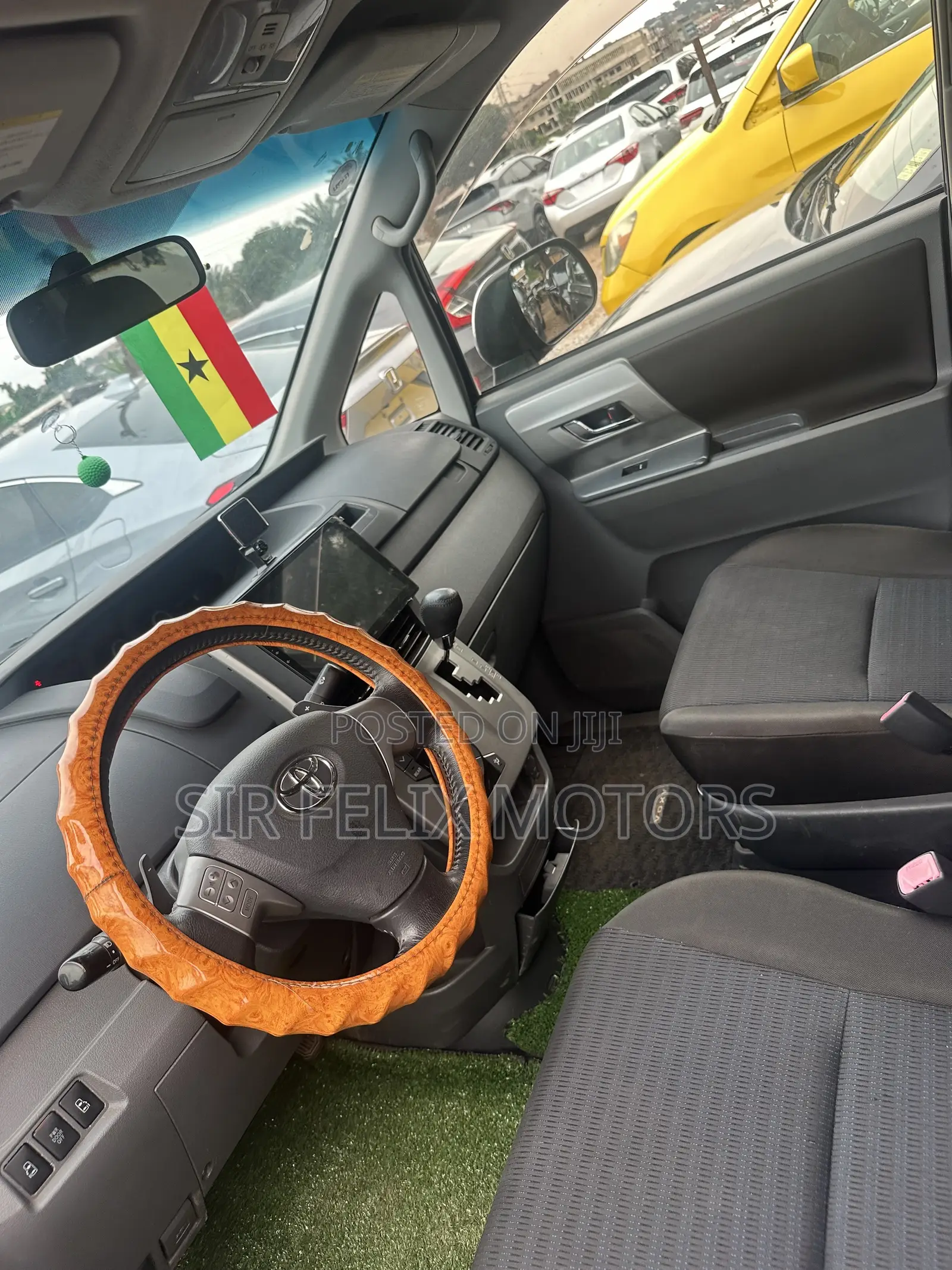 Toyota Voxy X L Edition 2WD 8-Seater 2013 Black