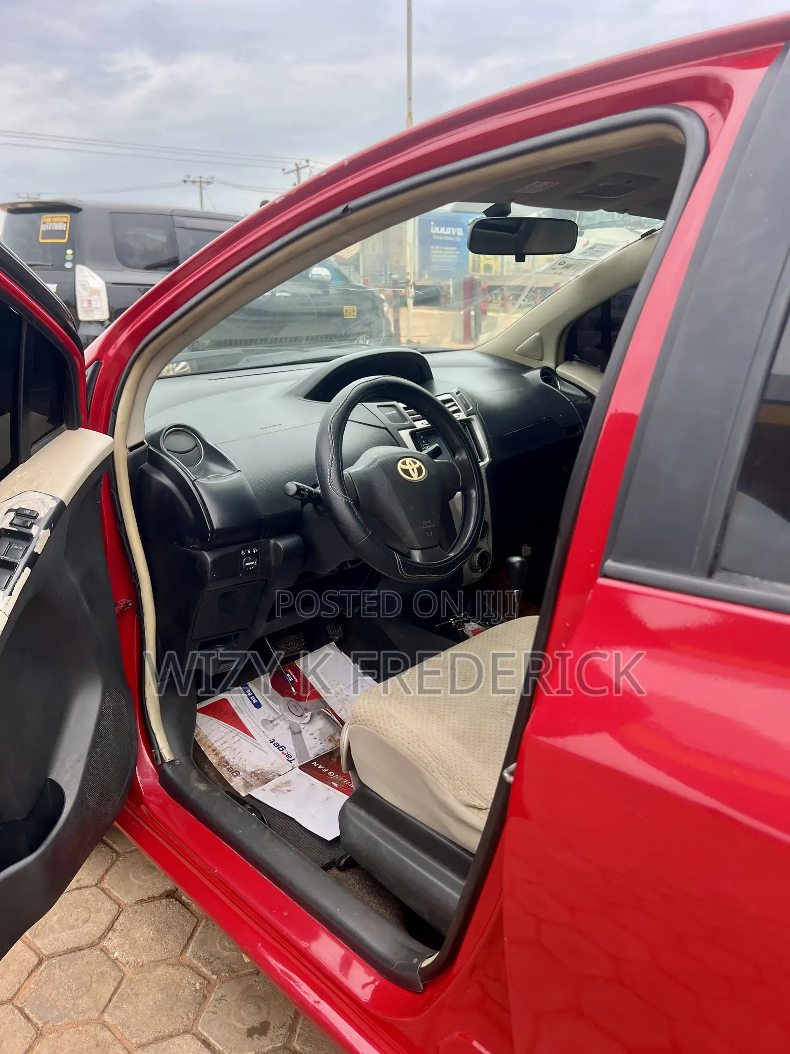 Toyota Vitz 1.5 FWD 5dr 2010 Red