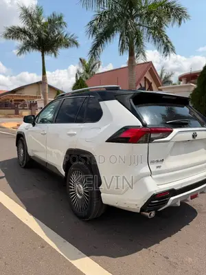 Toyota RAV4 XLE AWD 2019 White
