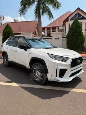 Toyota RAV4 XLE AWD 2019 White