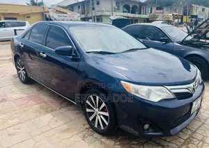 Toyota Camry XLE 4dr Sedan w/Prod. End 11/13 (2.5L 4cyl 6A) 2014 Blue