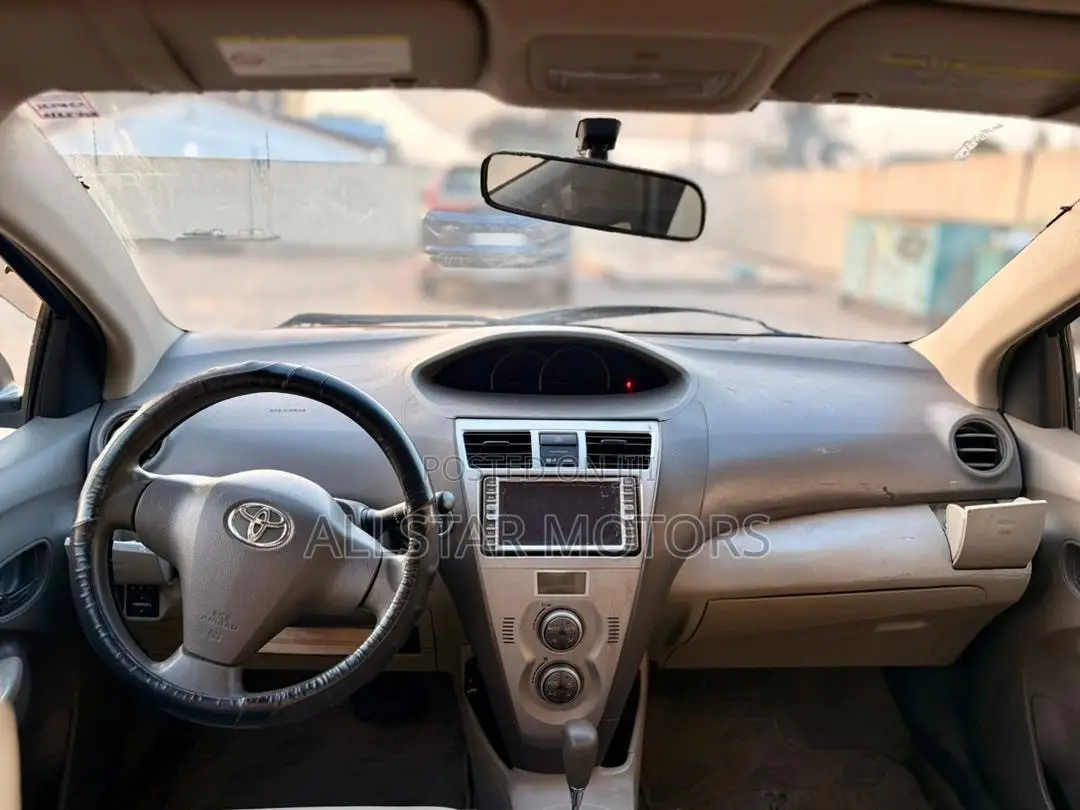 Toyota Yaris Base Sedan 4dr 2010 Red