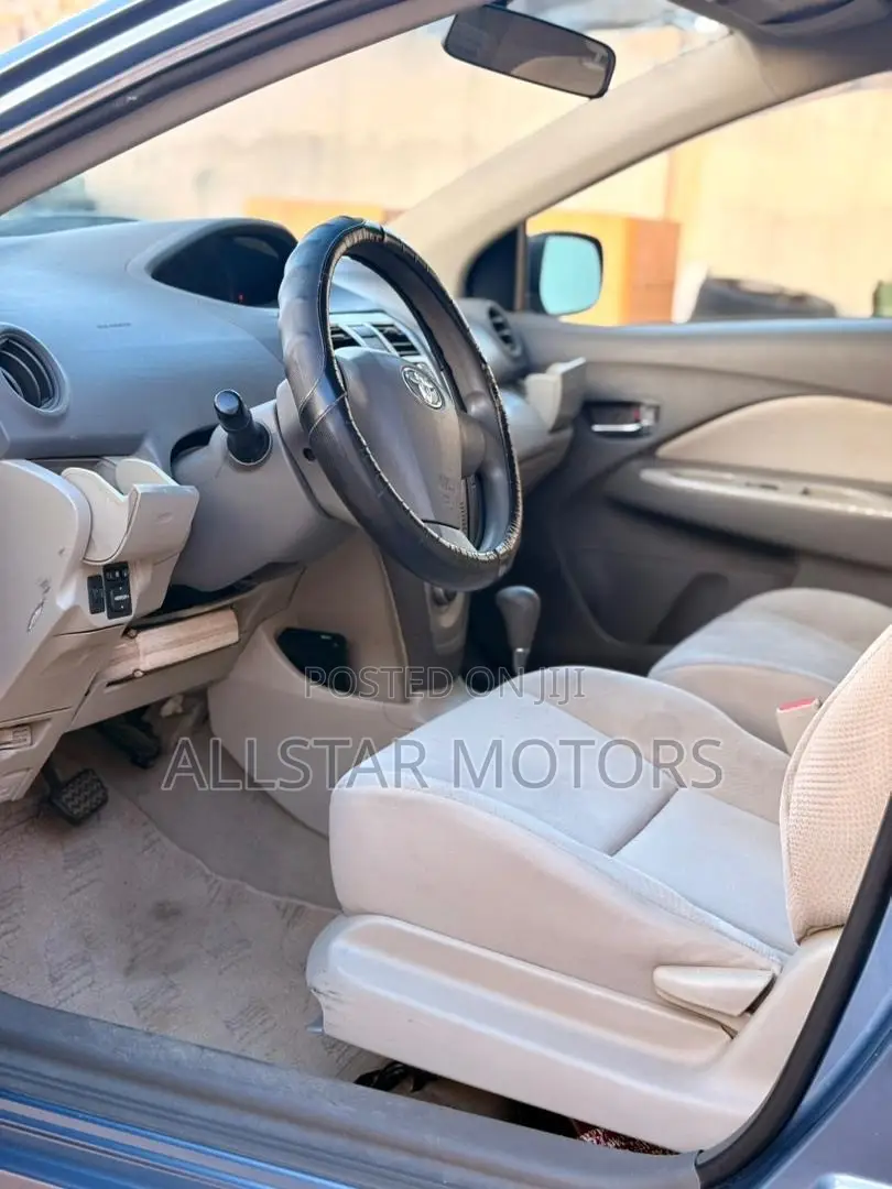 Toyota Yaris Base Sedan 4dr 2010 Red