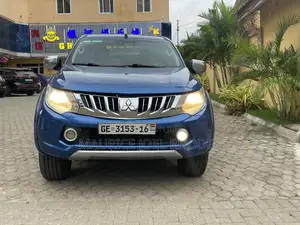 Mitsubishi Pajero 2016 Blue