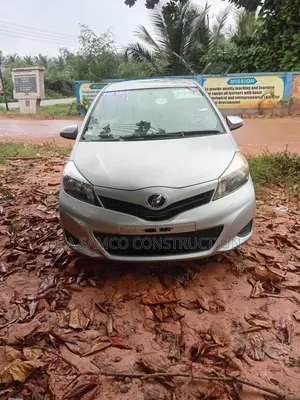 Toyota Vitz 2013 Silver