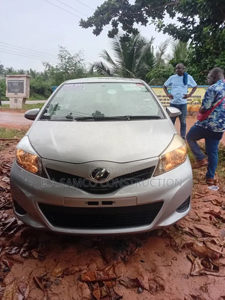 Toyota Vitz 2013 Silver
