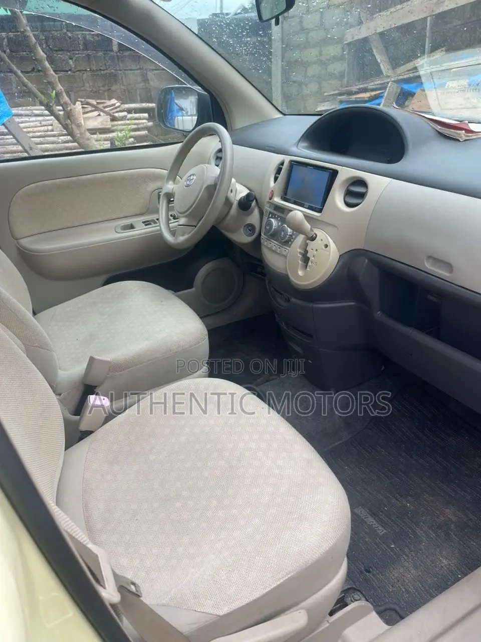 Toyota Sienta 1.5 AWD 2012 Yellow