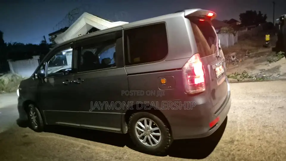 Toyota Voxy 2013 Silver