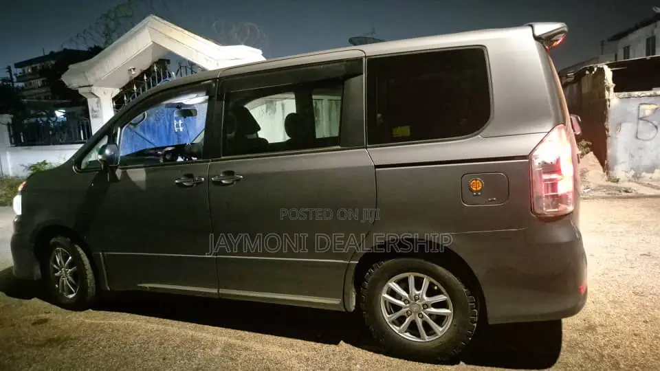 Toyota Voxy 2013 Silver