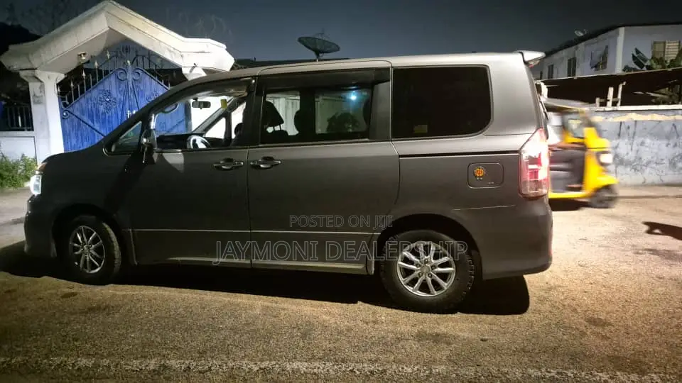 Toyota Voxy 2013 Silver