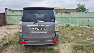 Toyota Voxy 2013 Silver