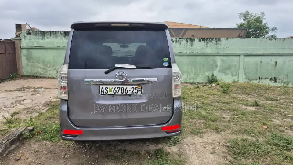 Toyota Voxy 2013 Silver