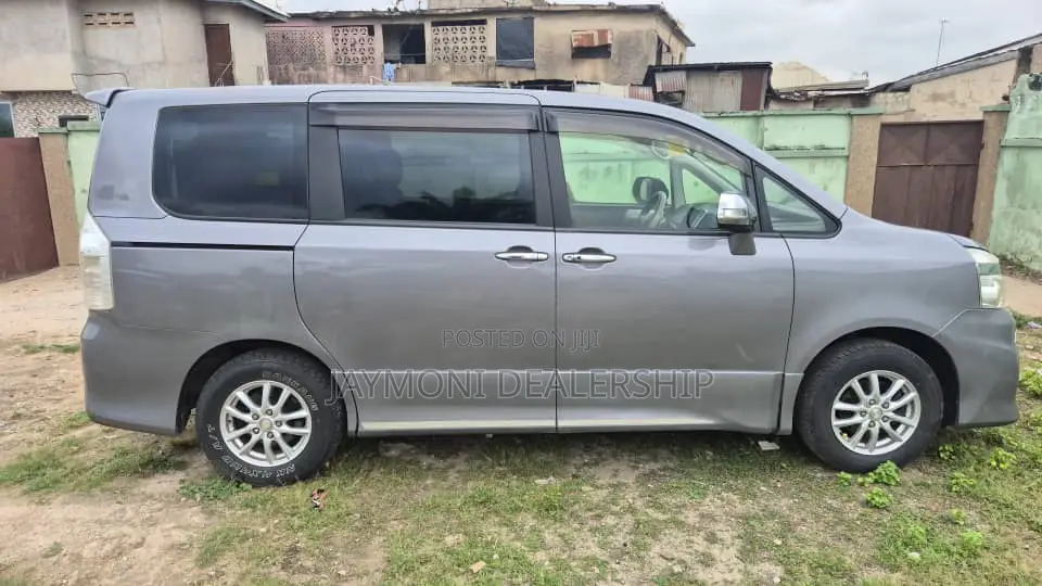 Toyota Voxy 2013 Silver