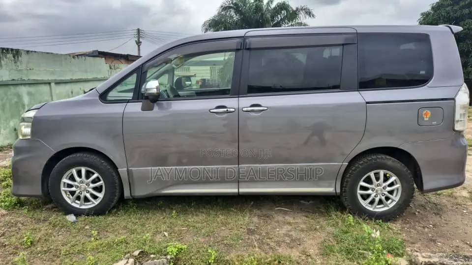 Toyota Voxy 2013 Silver