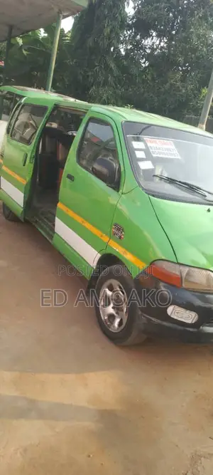 Toyota HiAce 2001 Green