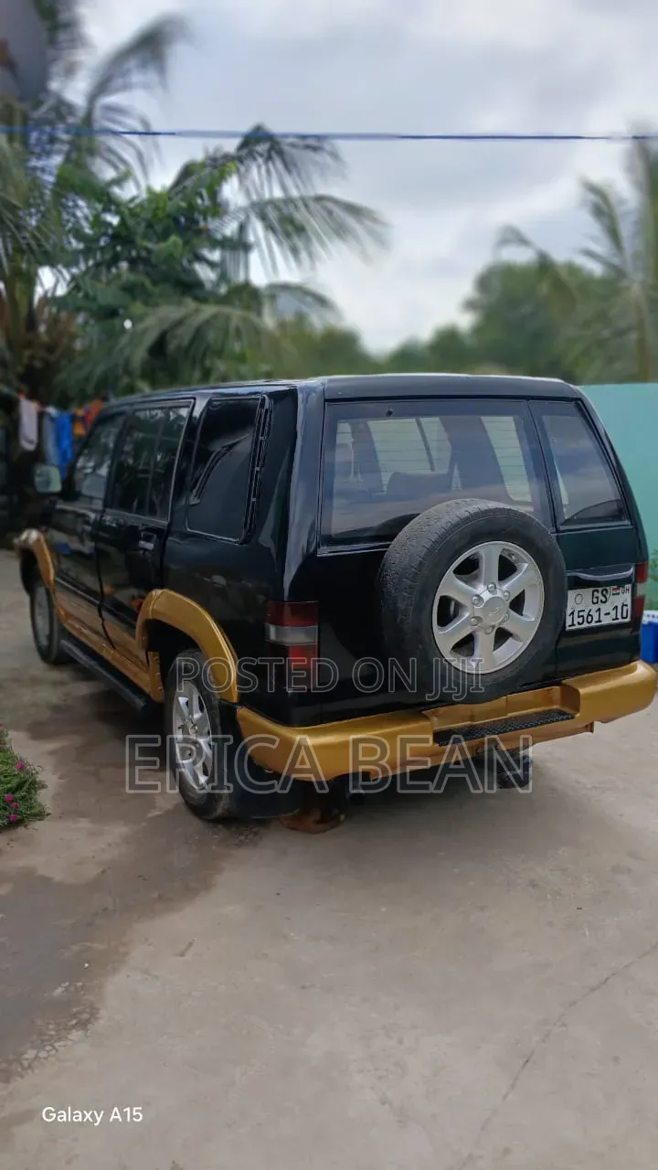 Isuzu Trooper 1999 Gold
